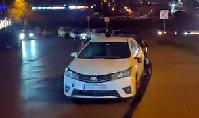 Esenyurt'ta park halindeki 4 otomobilin aynalarını kırdılar