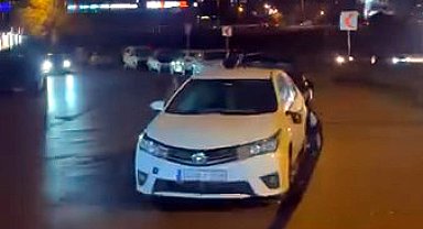 Esenyurt'ta park halindeki 4 otomobilin aynalarını kırdılar