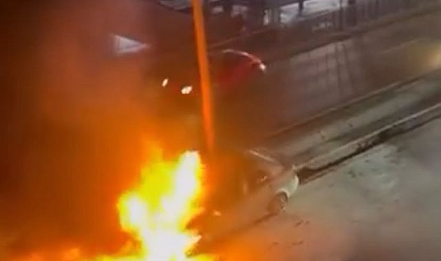 Esenyurt'ta seyir halindeki otomobil alev alev yandı