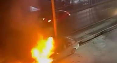 Esenyurt'ta seyir halindeki otomobil alev alev yandı
