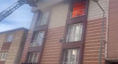 Esenyurt'ta yangında mahsur kalan 1'i bebek 5 kişinin kurtarıldığı anlar kamerada