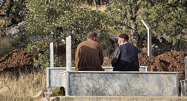 Eşi ve kendisi için mezar kazdırdı
