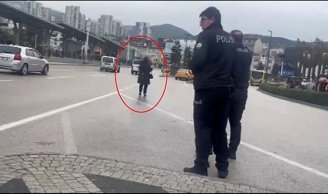 Eşinin, çocuklarını göstermediğini iddia edip, boğazına bıçak dayadı