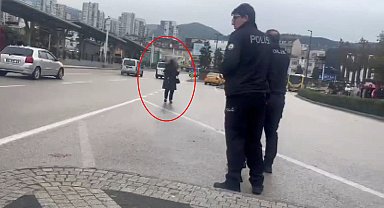 Eşinin, çocuklarını göstermediğini iddia edip, boğazına bıçak dayadı