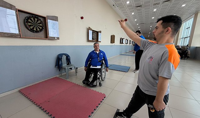 Eski engelli milli atlet, gündüz sporcu yetiştirip, akşam pamuk şeker satıyor