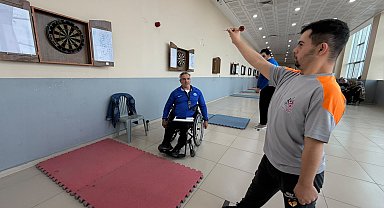 Eski engelli milli atlet, gündüz sporcu yetiştirip, akşam pamuk şeker satıyor