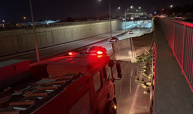Eskişehir'de 4 ton marul yüklü kamyonet devrildi