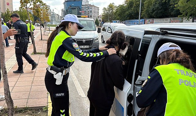 Eskişehir'de polisten kaçan araçtan atılan çantadan uyuşturucu çıktı: 2 gözaltı