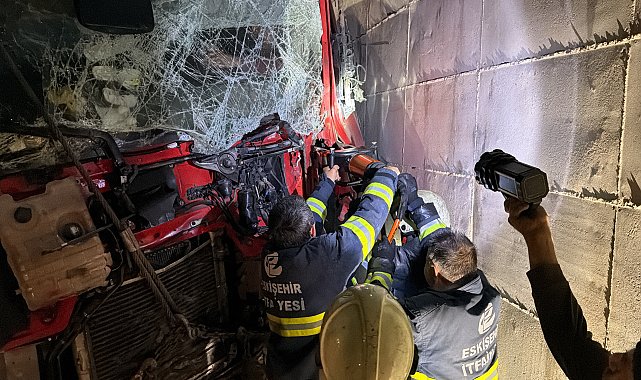 Eskişehir'de TIR duvara çarptı; 2 yaralı