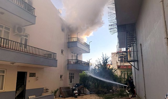 Evde çıkan yangında mahsur kalan kediyi balkona tırmanıp kurtardı