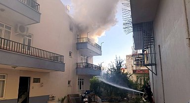 Evde çıkan yangında mahsur kalan kediyi balkona tırmanıp kurtardı