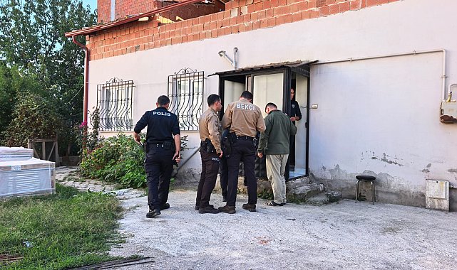Evlerinin salonunda ölü halde bulundu