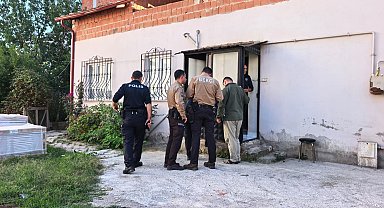 Evlerinin salonunda ölü halde bulundu