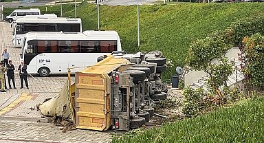Eyüpsultan'da 2 araca çarpan hafriyat kamyonu İSKİ'nin bahçesine düştü: 2 yaralı -1