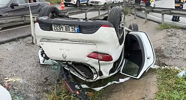 Eyüpsultan'da bariyerleri aşan otomobil devrildi: 3 yaralı
