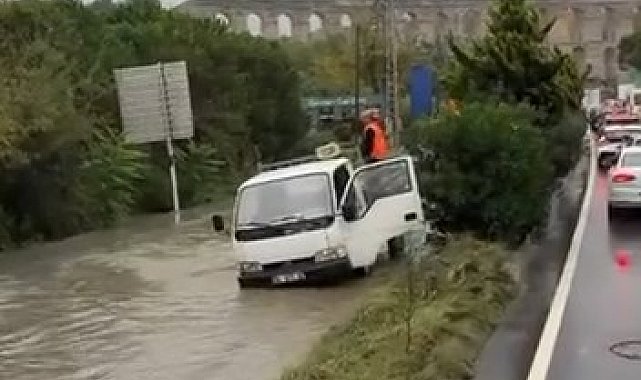 Eyüpsultan'da kamyonet yağış nedeniyle taşan rögara düştü