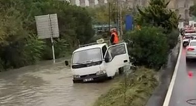 Eyüpsultan'da kamyonet yağış nedeniyle taşan rögara düştü