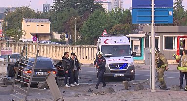 Eyüpsultan'da trafik ışıkları çalışmadı, 2 otomobil çarpıştı: 4 yaralı