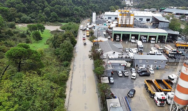 Eyüpsultan'da yağışın ardından göle dönen yol havadan görüntülendi