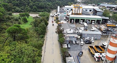 Eyüpsultan'da yağışın ardından göle dönen yol havadan görüntülendi