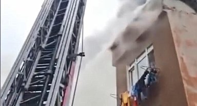 Fatih'te 3 katlı binanın terasında yangın; alevler bitişikteki binanın çatısına sıçradı