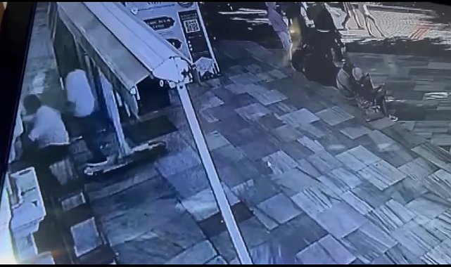Fatih'te camiden içi para dolu çantayı çalan hırsızlar kamerada
