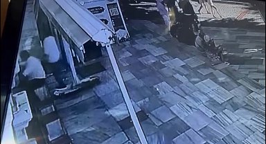 Fatih'te camiden içi para dolu çantayı çalan hırsızlar kamerada