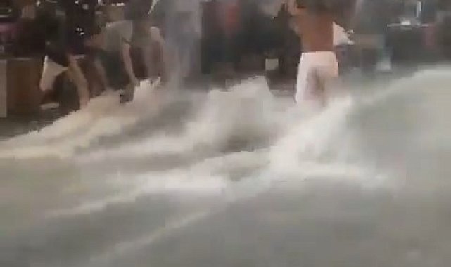 Fatih'te su baskınıyla mücadele eden esnaf akıntıya kapılmaktan son anda kurtuldu