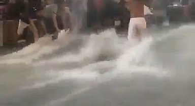 Fatih'te su baskınıyla mücadele eden esnaf akıntıya kapılmaktan son anda kurtuldu