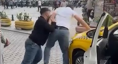 Fatih'te taksicilerin yumruklu 'yolcu alma' kavgası kamerada