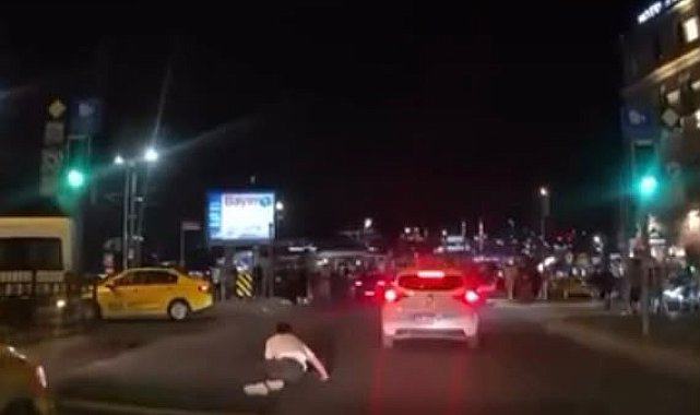 Fatih'te yolun karşısına geçmek isteyen kişiye çarpan otomobil kamerada