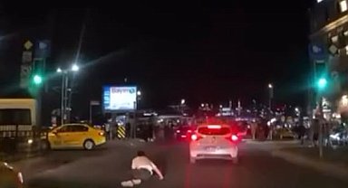 Fatih'te yolun karşısına geçmek isteyen kişiye çarpan otomobil kamerada