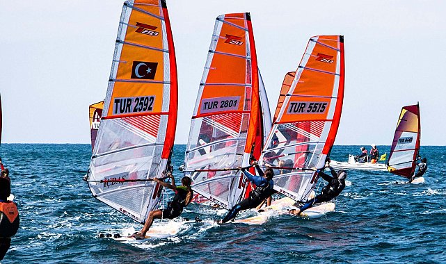 Foça'da yelken ligi yarışları ilgi gördü