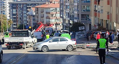 Freni boşalan kamyonet, park halindeki 3 araca çarptı