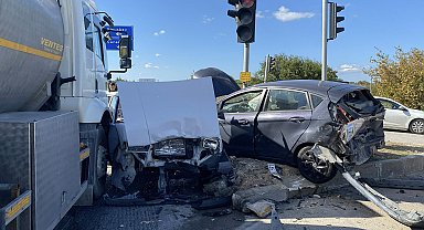 Freni boşaldığı öne sürülen tanker, ışıkta bekleyen 4 otomobile çarptı: 4 yaralı