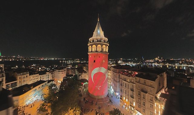 Galata Kulesi, İstanbul'un kurtuluşunun 103'üncü yıl dönümü nedeniyle Türk bayrağıyla ışıklandırıldı