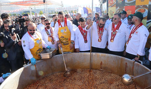 Gastronomi Günleri'nde 1 ton börek aşı çorbası ikram edildi