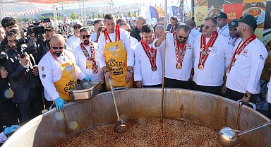 Gastronomi Günleri'nde 1 ton börek aşı çorbası ikram edildi