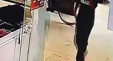 Gazoz içerek girdiği dükkanın vitrinindeki cep telefonunu çalıp kaçtı