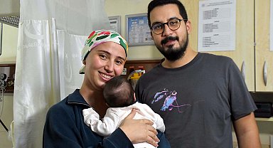 Gebeliğinin 35'inci haftasında kanser olduğunu öğrenen Gamze, bebeğiyle hayata tutundu