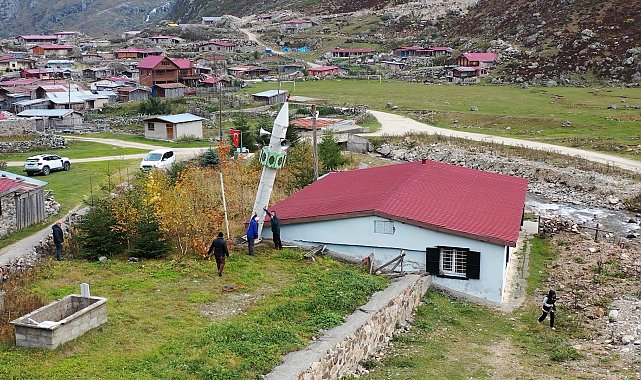 Gelenek yine bozulmadı; kış öncesi minareyi yatırdılar