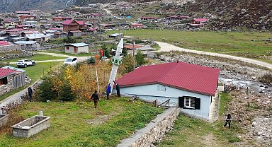 Gelenek yine bozulmadı; kış öncesi minareyi yatırdılar