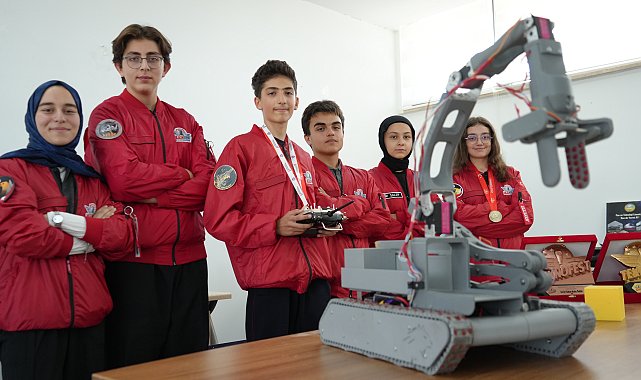 Geliştirdikleri paletli kargo taşıma robotuyla TEKNOFEST'te birinci oldular