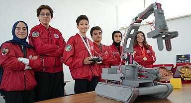 Geliştirdikleri paletli kargo taşıma robotuyla TEKNOFEST'te birinci oldular
