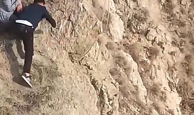 Gençler sarp kayalıklarda mahsur kalan koyunu kementle kurtardı