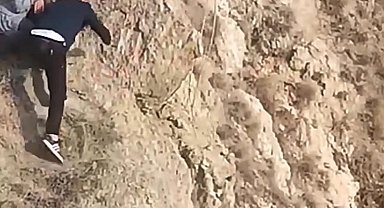 Gençler sarp kayalıklarda mahsur kalan koyunu kementle kurtardı