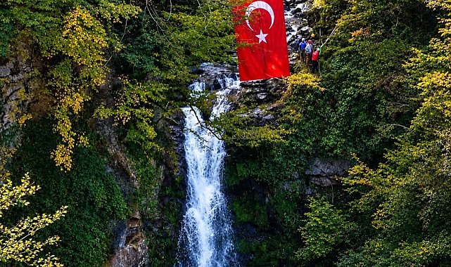 Giresun'da şelale üzerinde Cumhuriyet kutlaması