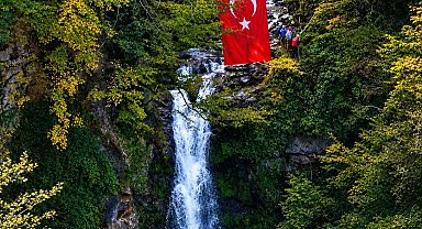 Giresun'da şelale üzerinde Cumhuriyet kutlaması