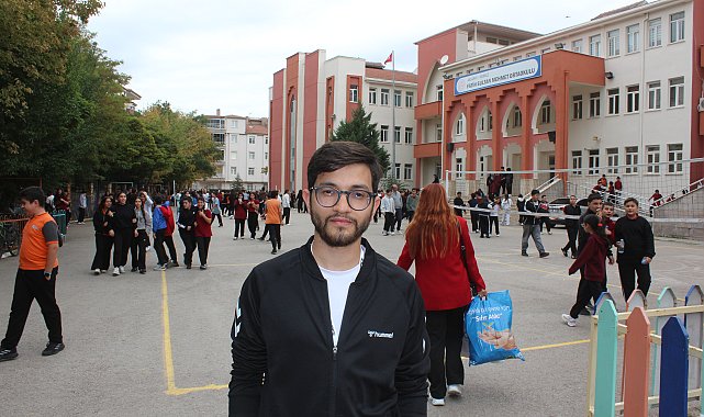 Görme engelli Abdülkadir, mezun olduğu okula öğretmen oldu