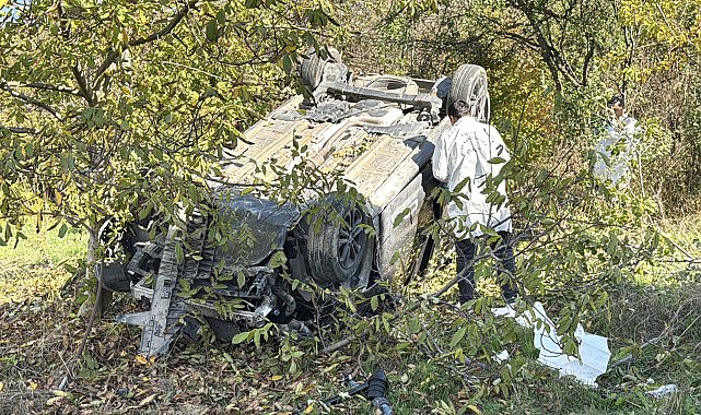 Hafif ticari araç, bahçeye devrildi; eşi öldü, sürücü yaralı